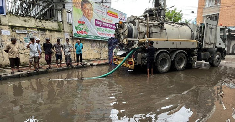 ঢাকায় বজ্রসহ ভারী বৃষ্টিতে জলাবদ্ধতা, ডিএসসিসি কাজ করছে দ্রুত পানি নিষ্কাশনে